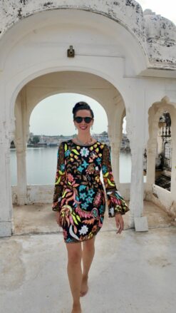 VESTIDOS Y CAPAS BORDADOS